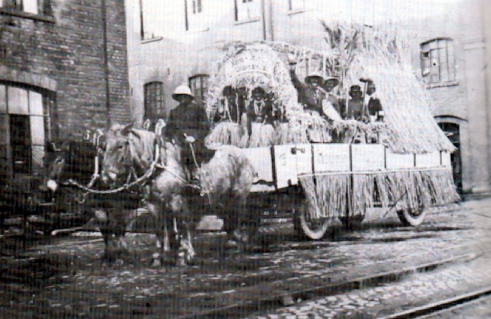 Karnevalswagen 1949 auf dem Gelände der Zuckerfabrik